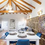 Modern Cativo Apartment By Lovelystay