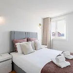 Modern Cativo Apartment By Lovelystay